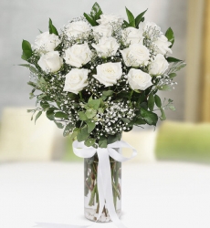 Vazoda 15 Beyaz Güller Zarif silindir cam vazo içerisinde beyaz gül, cipsofilya ve yeşillikler ile hazırlanmıştır.