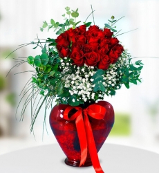 Kalpli Vazoda 20 Kırmızı Gül Kalp cam vazo içerisinde kırmızı gül, cipsofilya ve yeşillikler ile hazırlanmıştır.