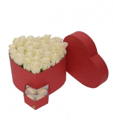 Kalp Kutuda 25 Beyaz Gül ve 8 Makaron – Gemlik İçin Romantik Hediye
