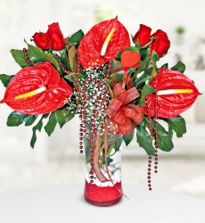 Vazoda Kırmızı Güller ve Antoryumlar