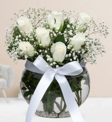 Akvaryumda Beyaz Güller Fanus cam içerisinde beyaz gül, cipsofilya ve yeşillikler ile hazırlanmıştır.