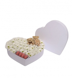 Beyaz kalp kutu içerisinde beyaz papatyalar, mini ayıcıklar ve makaronlar ile hazırlanmıştır.