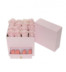 Çekmeceli Pembe Kutu İçinde 16 Pembe Gül ve 4 Lezzetli Makaron