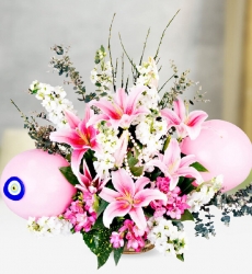 Pembe Lilyum Şebboy Balonlar Bu aranjman sepet içerisinde pembe kazablanka lilyum, beyaz şebboy, mevsim çiçekleri ve pembe balonlar ile hazırlanmıştır.