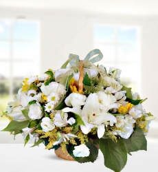 Lisyantüs Lilyum Kır Çiçekleri Sepet içerisinde beyaz lilyum ve beyaz mevsim çiçekleri ile hazırlanmıştır.
