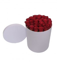 Beyaz silindir kutu içerisinde kırmızı güller ile hazırlanmıştır.