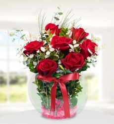 Akvaryumda Kırmızı Güller Cam fanus vazo içerisinde kırmızı gül ve yeşillikler ile hazırlanmıştır.
