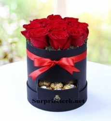 Kutuda Kırmızı Güller ve Çikolatalar