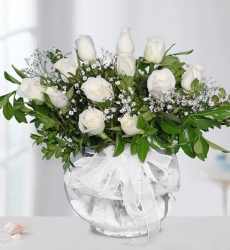 Fanusta Beyaz Güller Cam fanus içerisinde beyaz gül, cipsofilya ve yeşillikler ile hazırlanmıştır.