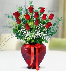 Kalpli Vazoda 11 Kırmızı Gül Kırmızı kalp cam vazo içerisinde kırmızı gül, cipsofilya ve yeşillikler ile hazırlanmıştır.