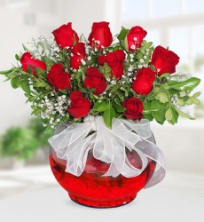  Fanusta Kırmızı Güller Cam fanus içerisinde kırmızı gül, cipsofilya ve yeşillikler ile hazırlanmıştır.