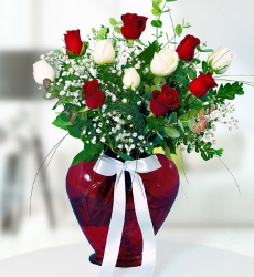 Kalpli Vazoda Güller Kalp cam vazo içerisinde kırmızı gül, beyaz gül, cipsofilya ve yeşillikler ile hazırlanmıştır.