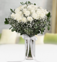 33 Beyaz Gül Vazosu Zarif silindir cam vazo içerisinde beyaz gül, cipsofilya ve yeşillikler ile hazırlanmıştır.