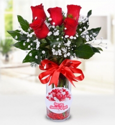 Her Şey Seninle Güzel Vazosu Kalp temalı silindir vazo içerisinde kırmızı gül, cipsofilya ve yeşillikler ile hazırlanmıştır.