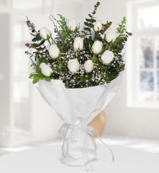 11 Adet Beyaz Gül Buketi Beyaz gül, cipsofilya ve çeşitli yeşillikler ile hazırlanmış zarif el buketi.